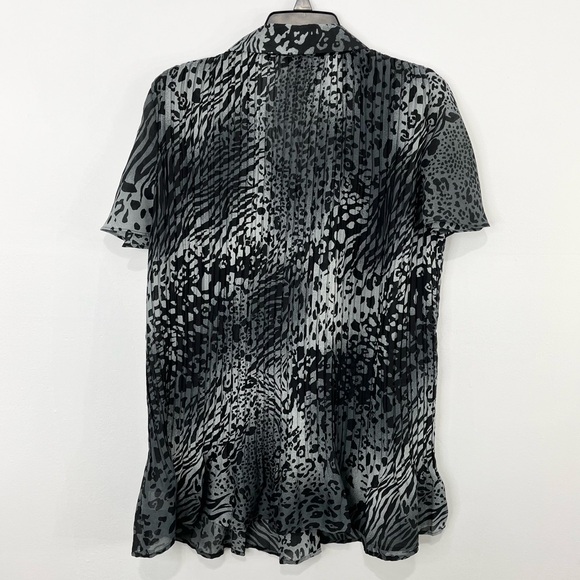Women’s animal print button down blouse EUC - Picture 3 of 11